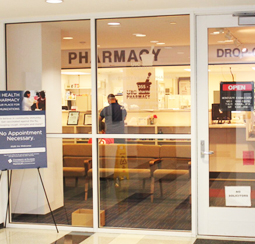 University Village <span>Farmacia (</span>Pharmacy)